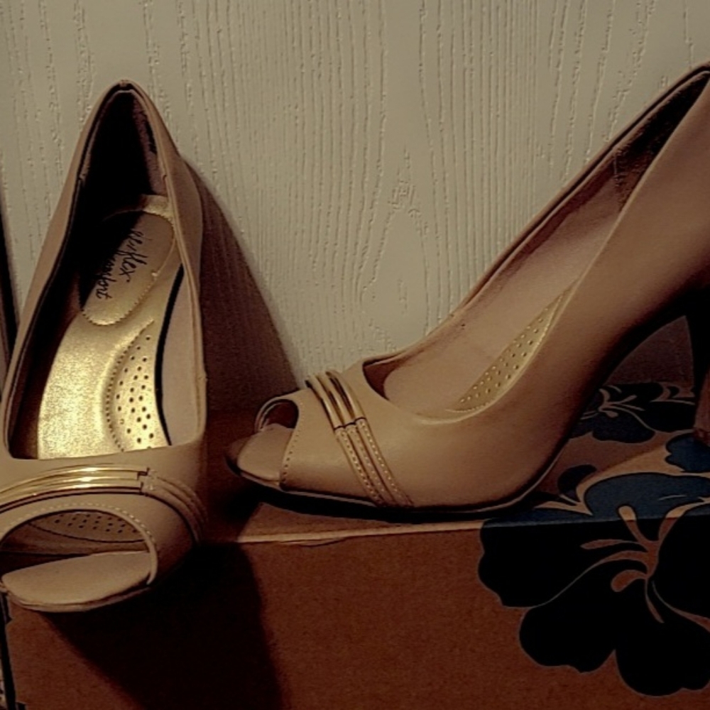 High heels size 6 never worn